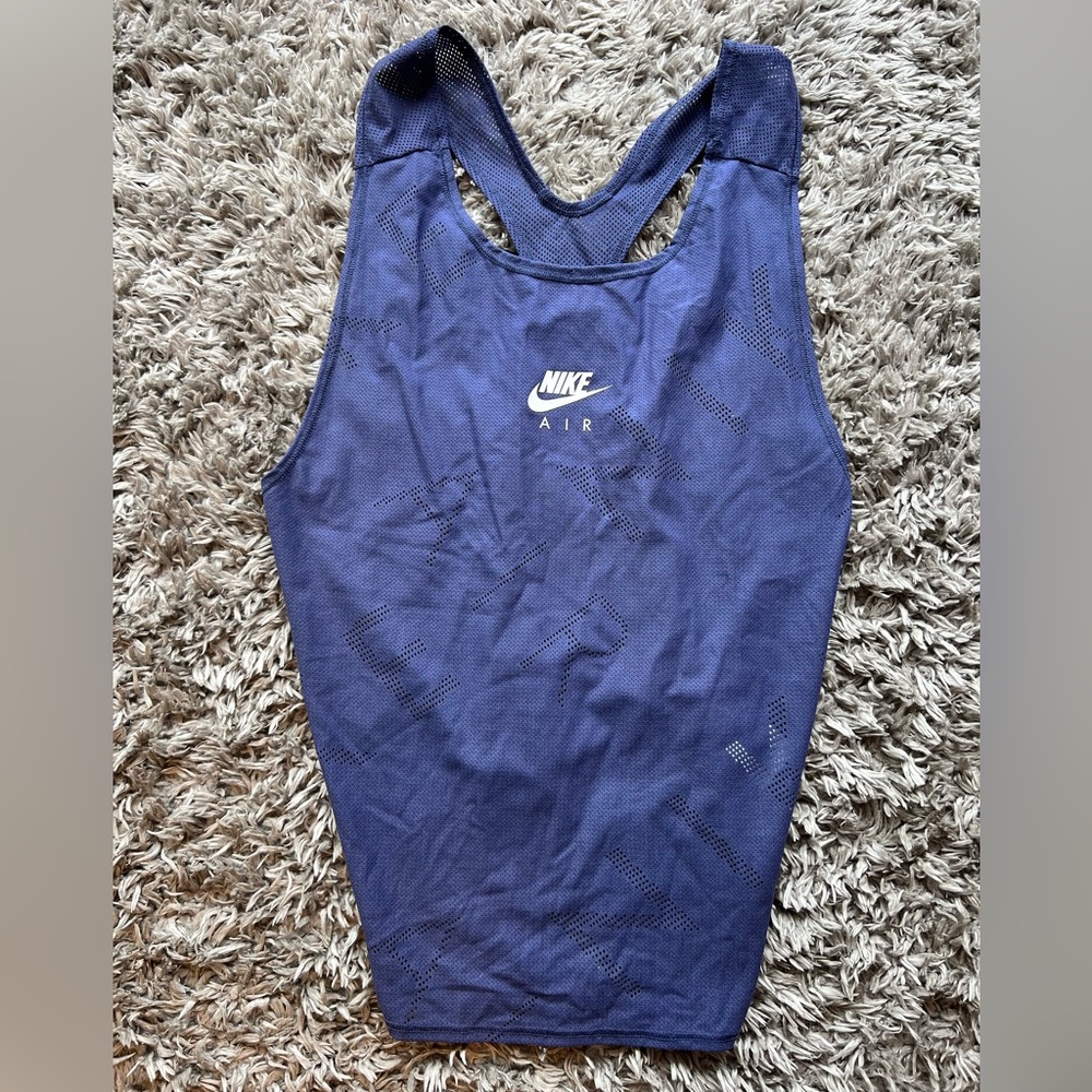 Nike workout top, size small, never been worn.
